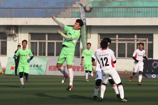 东契奇怒发冲冠，湖人新赛季揭幕战完胜勇士